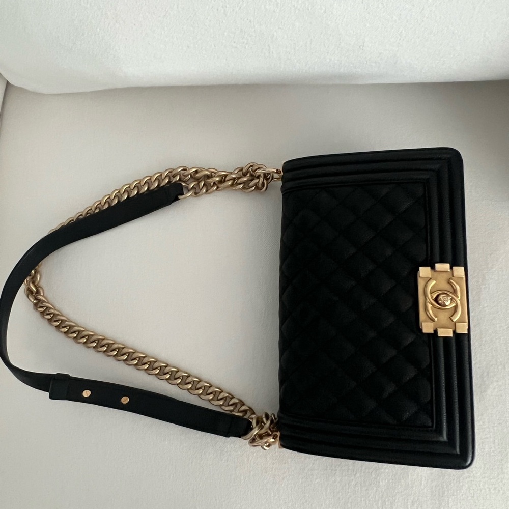 CHANEL Boy Bag in caviar (black, gold hardware) - Picture 3 of 5